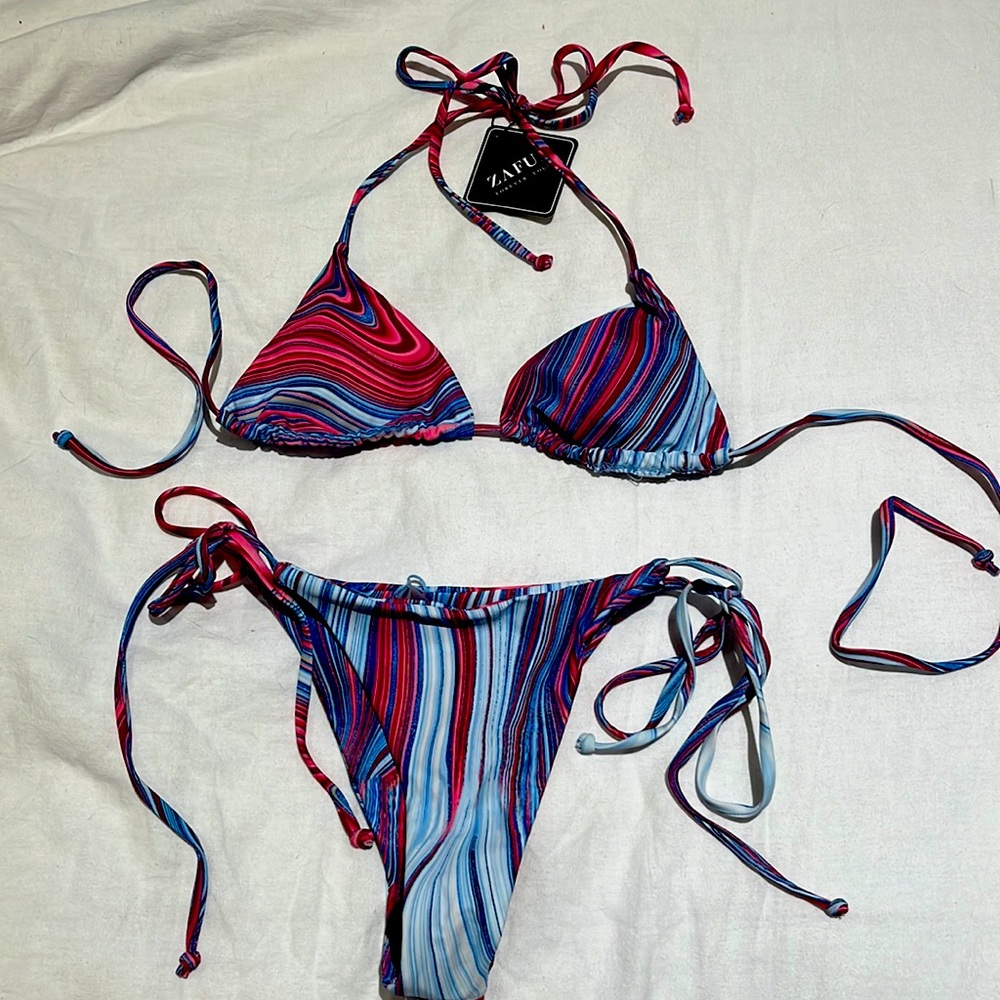 Colorful triangle bikini top and tie bottoms never worn new with tags!!!